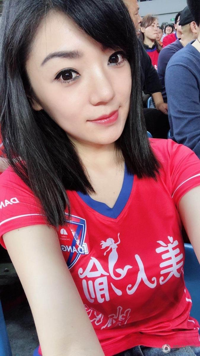 重庆美女球迷看台惊艳中超 美人渝笑容甜美(组图)