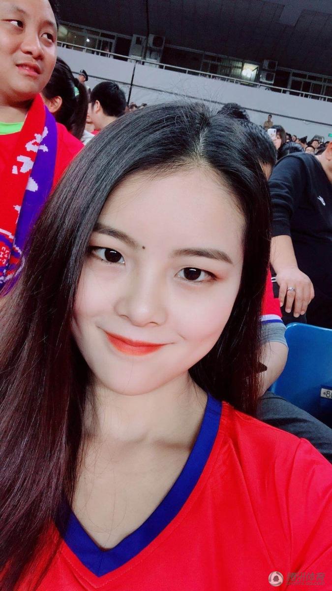 重庆美女球迷看台惊艳中超 美人渝笑容甜美(组图)