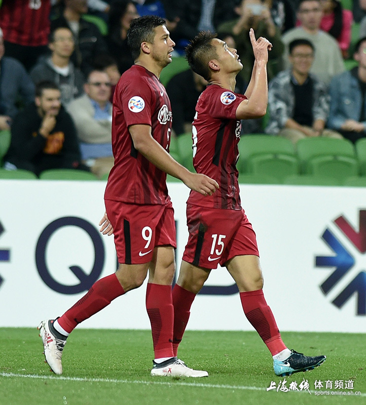 林创益破门收获上港生涯首球 遭埃神夹头杀(组图)