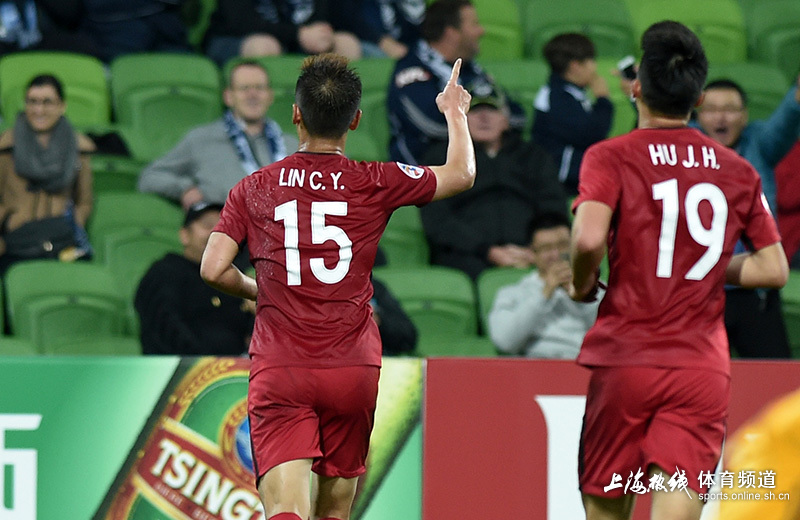 林创益破门收获上港生涯首球 遭埃神夹头杀(组图)