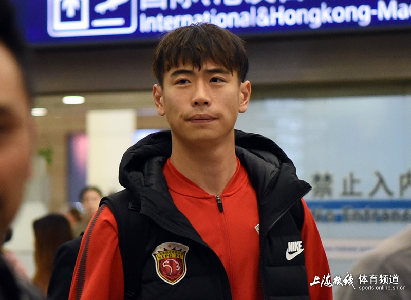 上港返沪佩帅埃神受热捧魏震独自最后出关组图