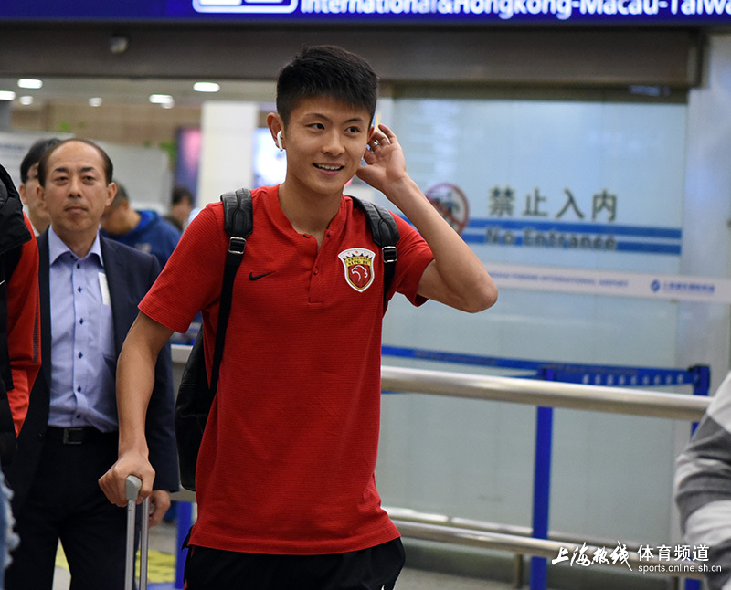 上港返沪佩帅埃神受热捧魏震独自最后出关组图