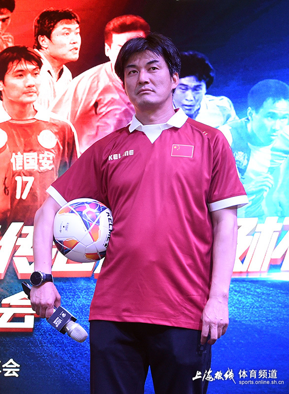 朱琪助阵传奇超级杯发布会 互侃逗趣忙不停(组图)