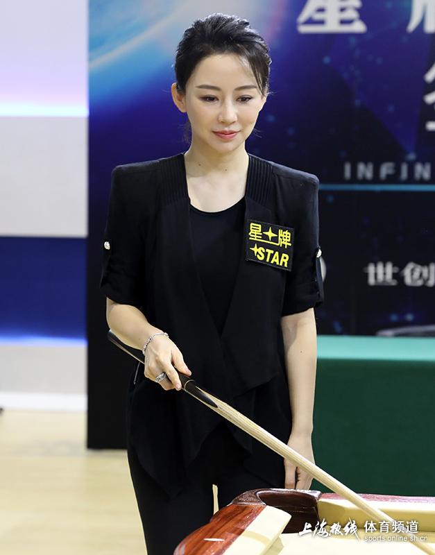 潘晓婷现身体博会秀球技 肤白貌美不老童颜(组图)