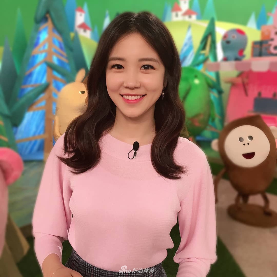 图片   韩国美女主持人张艺媛代表韩国sbs电视台现场主持世界杯节目