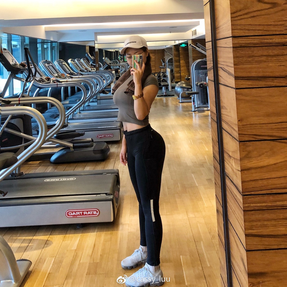 健身女神自拍照性感惹火 丰胸翘臀血脉喷张(组图)