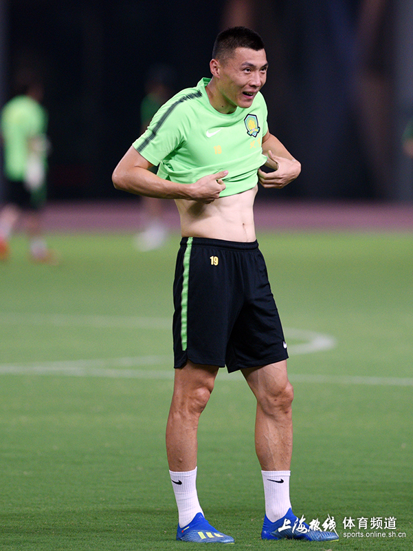 国安踩场大宝羞涩露腹肌 韦世豪油头引注目(组图)