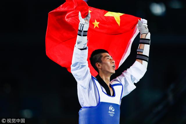 赵帅扛红旗中国代表团自信入场 蓝色长龙朝气蓬勃