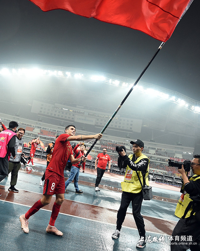 胡尔克剪球网纪念奥斯卡挥旗武磊吻火神杯组图