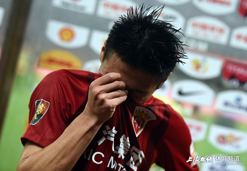 夺冠瞬间!武磊眼含泪花 喜极而泣令人动容(组图)