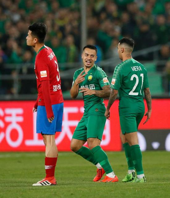 4月14日，北京国安队球员李可（中）进球后与队友庆祝。新华社记者丁旭摄