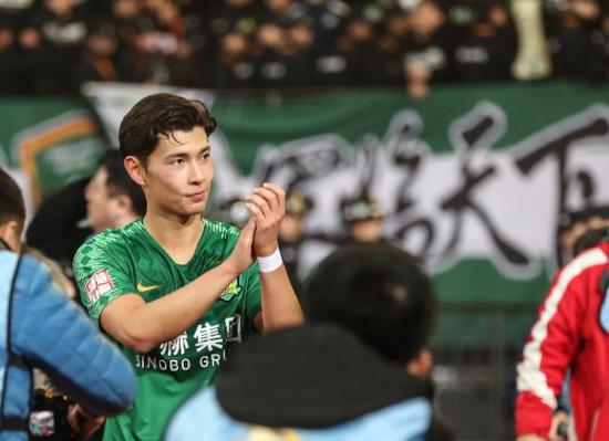 2月23日，北京中赫国安队球员侯永永在比赛后向球迷致谢。新华社记者杨磊摄