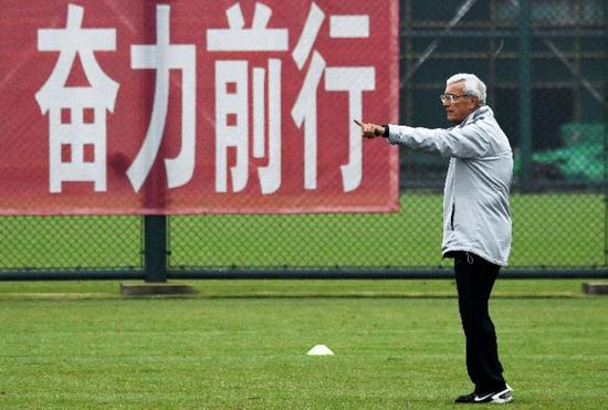 2018年12月13日，中国队主教练里皮指挥队员在海口训练备战即将到来的亚洲杯比赛。新华社记者杨冠宇摄