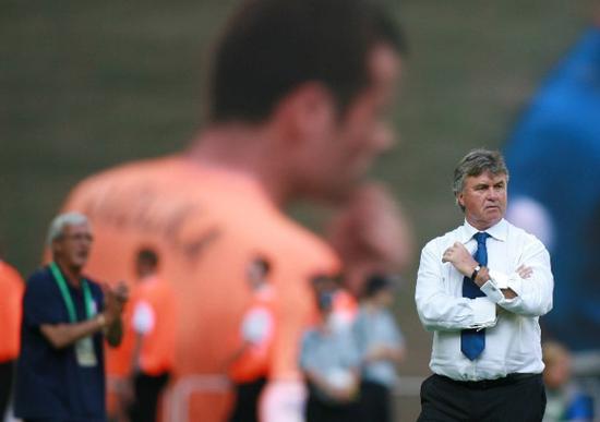  2006年6月26日，时任澳大利亚队主教练古斯·希丁克（右）与意大利队主教练马尔切洛·里皮在场边观战。新华社记者王毓国摄