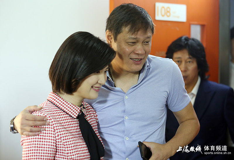 沪美女司雯嘉主持根宝节目陈蓉合影范志毅组图