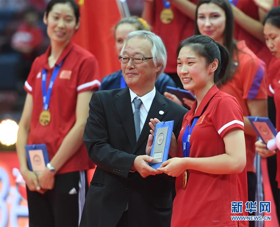 （体育）（65）排球——女排世界杯：中国队捧杯
