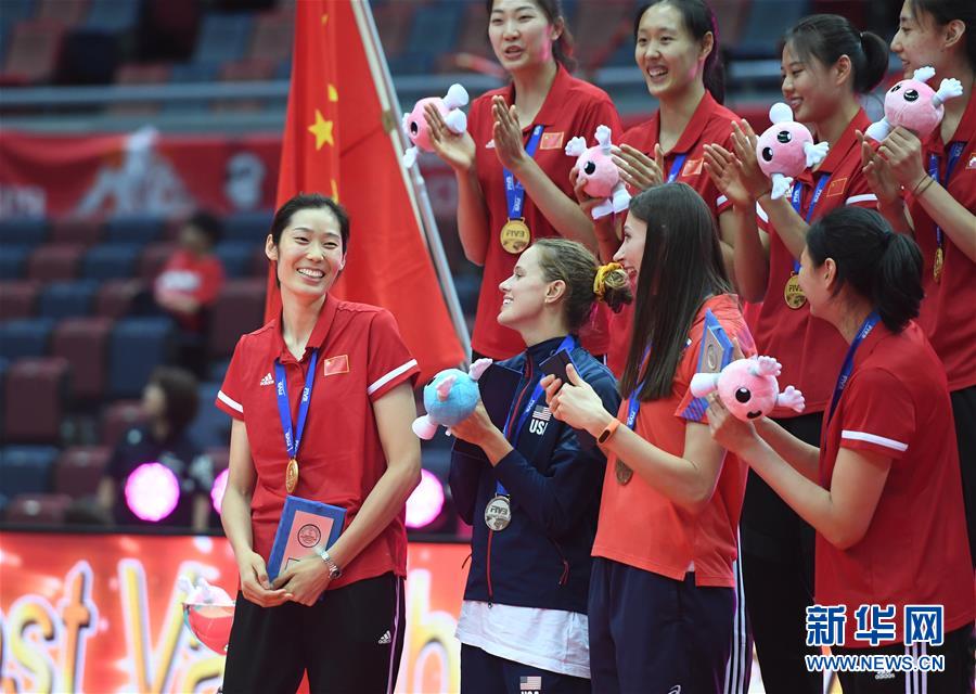 （体育）（62）排球——女排世界杯：中国队捧杯