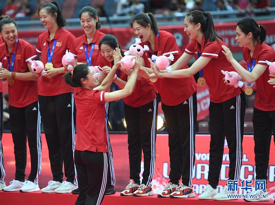 （体育）（69）排球——女排世界杯：中国队捧杯