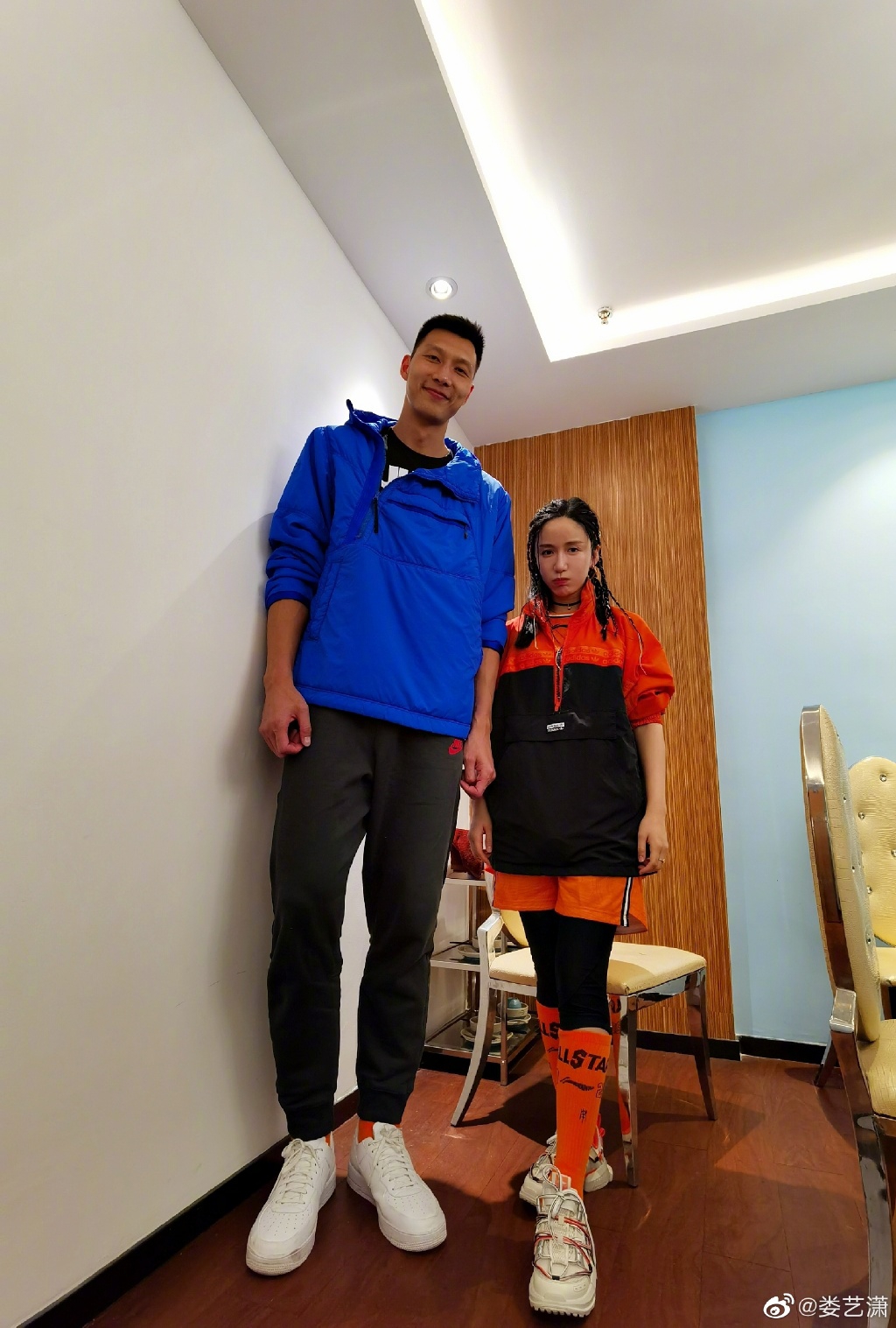 娄艺潇观战cba同框易建联 最萌身高差嘟嘴