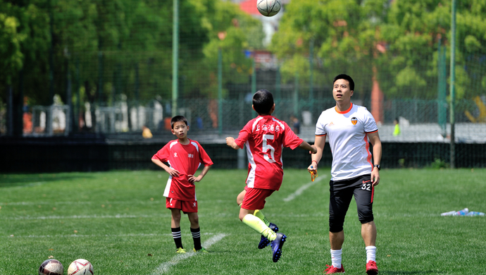 小孩儿不能踢足球吗,小孩儿不能踢足球吗为什么