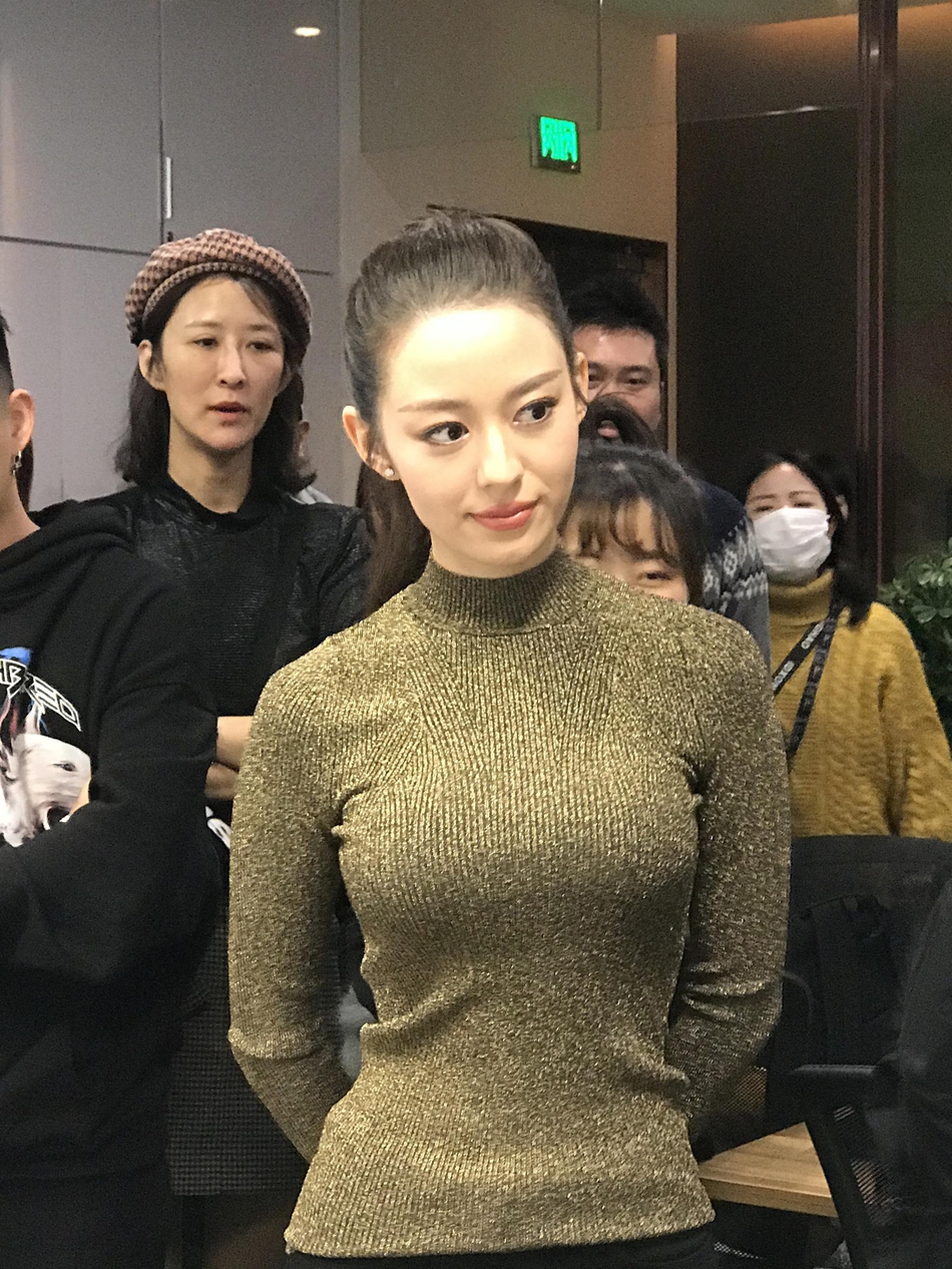 郎朗美妻吉娜抗拒跑步 瑜伽健身保持小蠻腰(組圖)