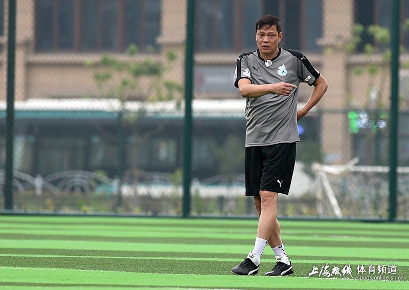 老克勒约战范志毅领衔经典老干部背手再现组图