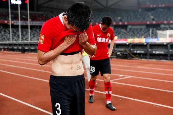 2019赛季中超，深圳佳兆业队球员吕海东（右）赛后落泪。新华社发（吴志钊摄）