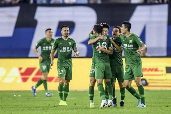  2019赛季中超，北京中赫国安队球员庆祝巴顿（中）的进球。新华社记者潘昱龙摄