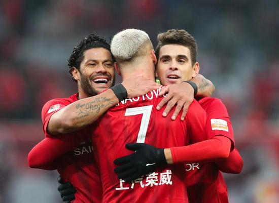 2019赛季中超，上海上港队球员阿瑙托维奇（中）与队友奥斯卡（右）、胡尔克在比赛中庆祝进球。新华社记者丁汀摄