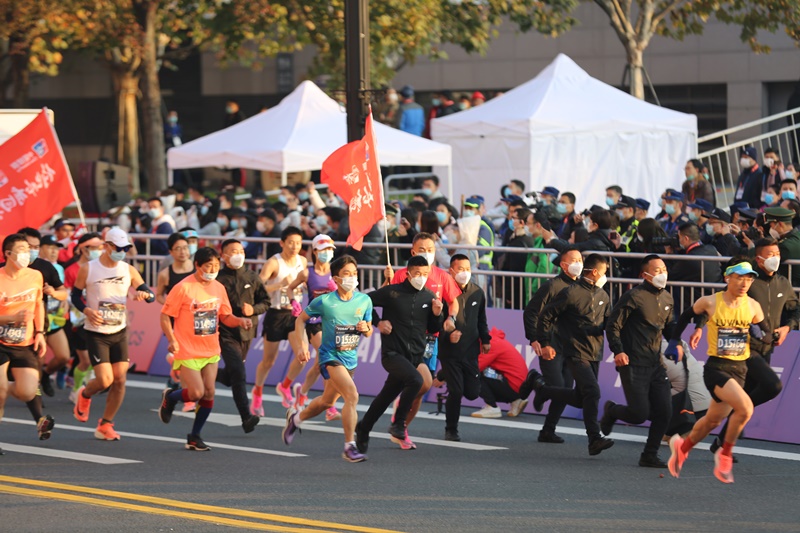 2020上海马拉松鸣枪起跑 9000跑者健行申爱(组图)