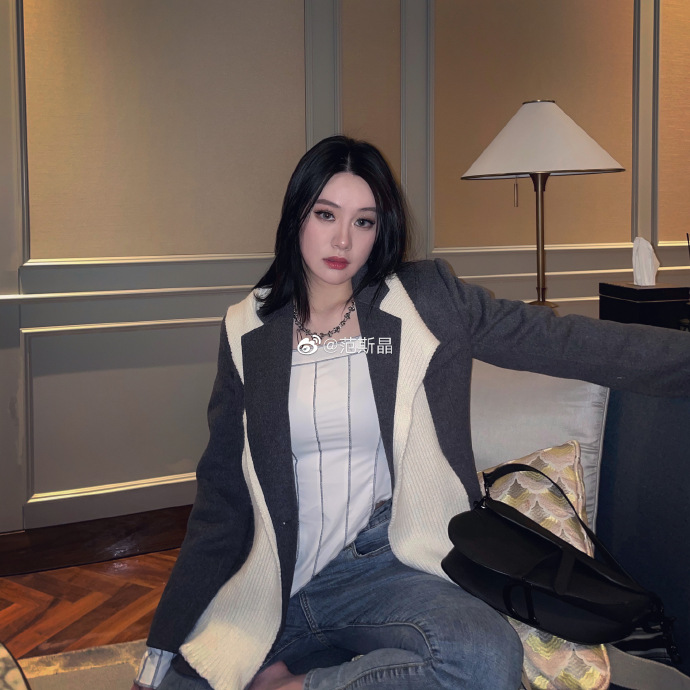 范斯晶与闺蜜过节未见男友手指受伤引关注组图