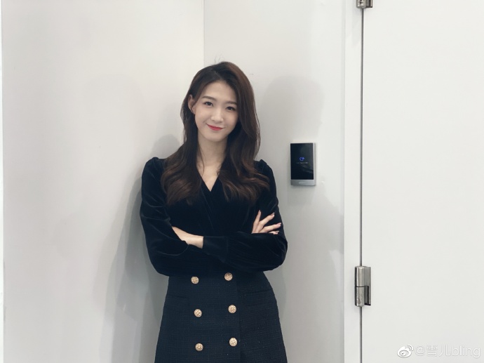 美女主播雪儿肤白貌美连衣短裙显修长美腿组图