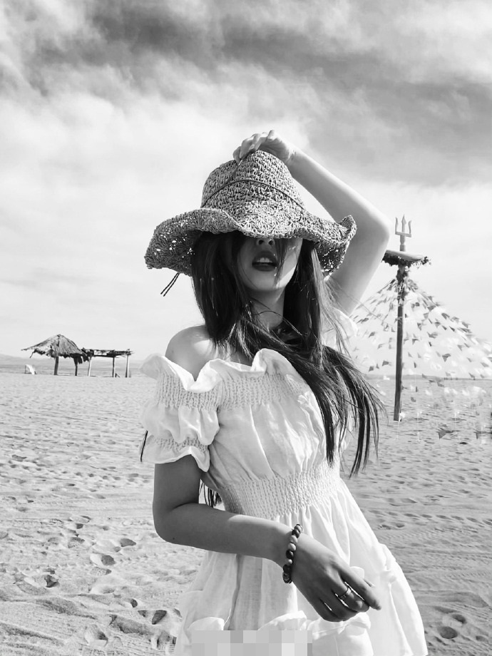 美女主播小南晒沙漠大片红发女神赤脚吸晴组图