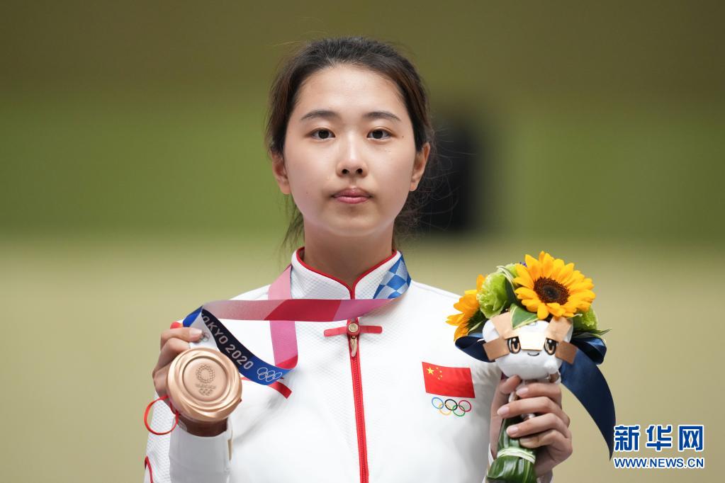 19岁射击小将肖嘉芮萱摘铜庆祝致意元气满满图