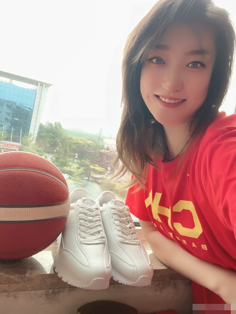 女篮李梦社媒生活美照勒布朗铁粉迷人微笑组图