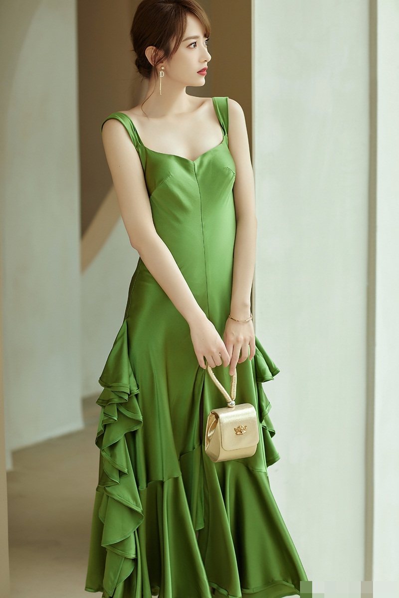 美女主播小七宝绿色长裙 精致露背身材绝佳(组图)