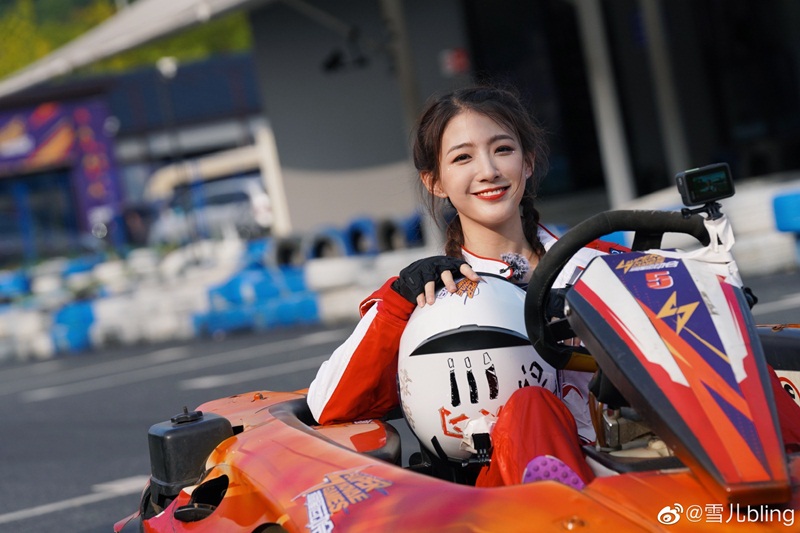 美女主播雪儿晒运动照卡丁车少女楚楚可人组图