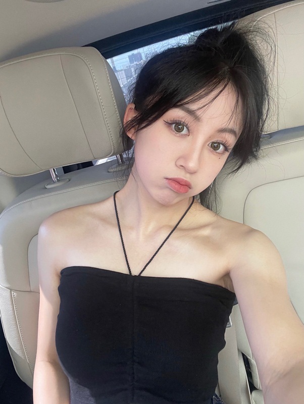 韦世豪女友更新美照 镜前自拍大晒完美身段(组图)——上海热线体育