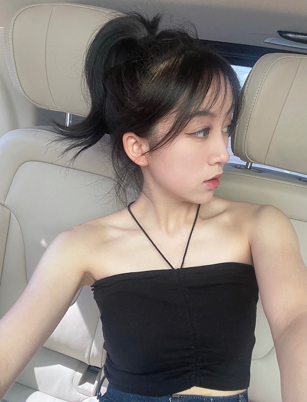 韦世豪女友更新美照 镜前自拍大晒完美身段(组图)——上海热线体育