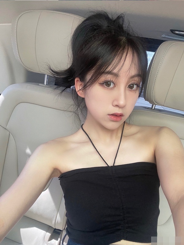 韦世豪女友更新美照 镜前自拍大晒完美身段(组图)——上海热线体育