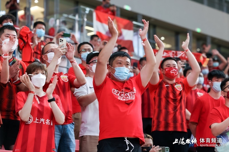 主场氛围依旧火热 马刺球迷为团队拼搏精神喝彩支持