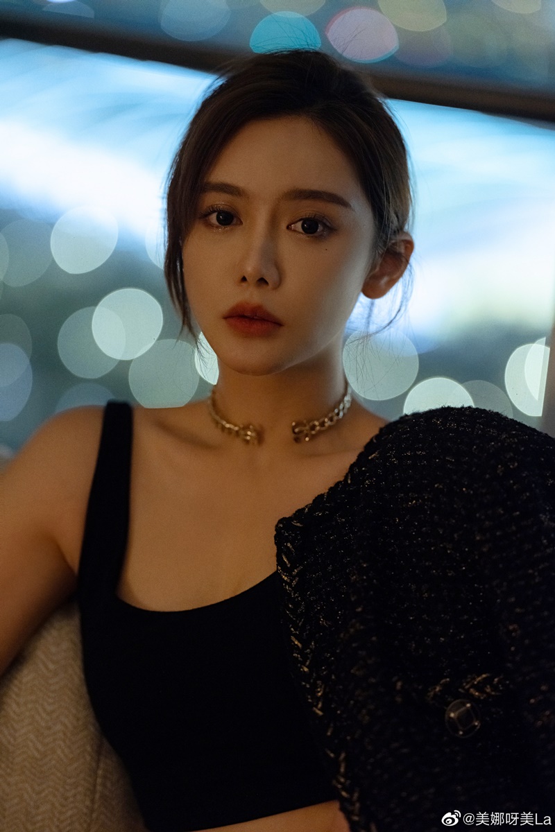 篮球主播美娜绝美靓照 黑色修身似爽文女主(组图)——上海热线体育频道