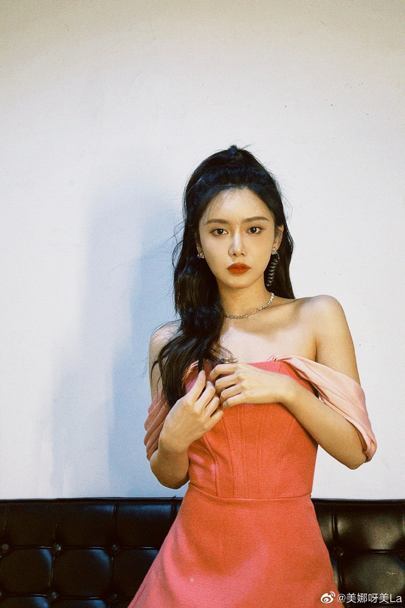 主播美娜晒世界杯幕后照 朱唇皓齿楚楚动人(组图)——上海热线体育频道