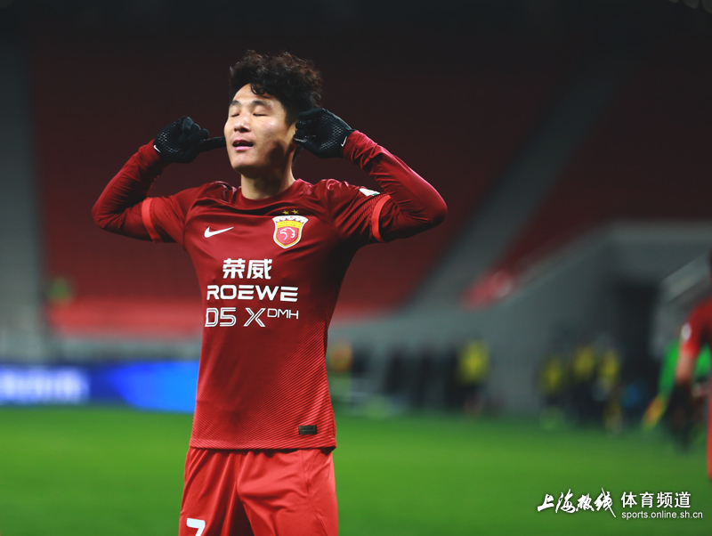 武磊梅开二度 堵耳朵动作庆祝回应外界质疑(组图)