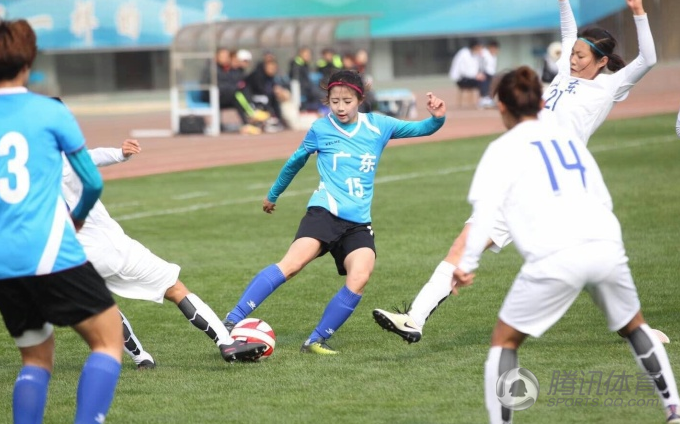 清丽甜美爱踢球 她成中国女足第一美女