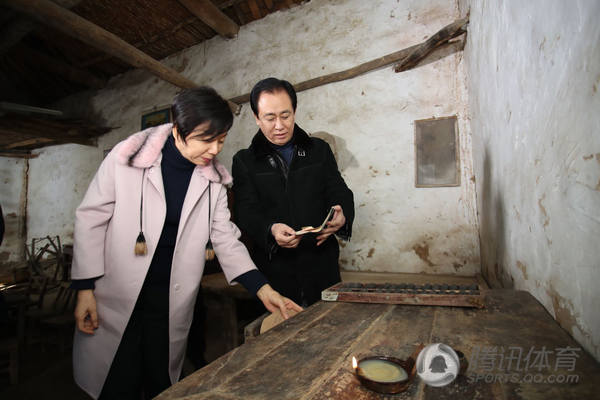 许家印回乡探亲捐65亿携妻合影昔日伙伴组图