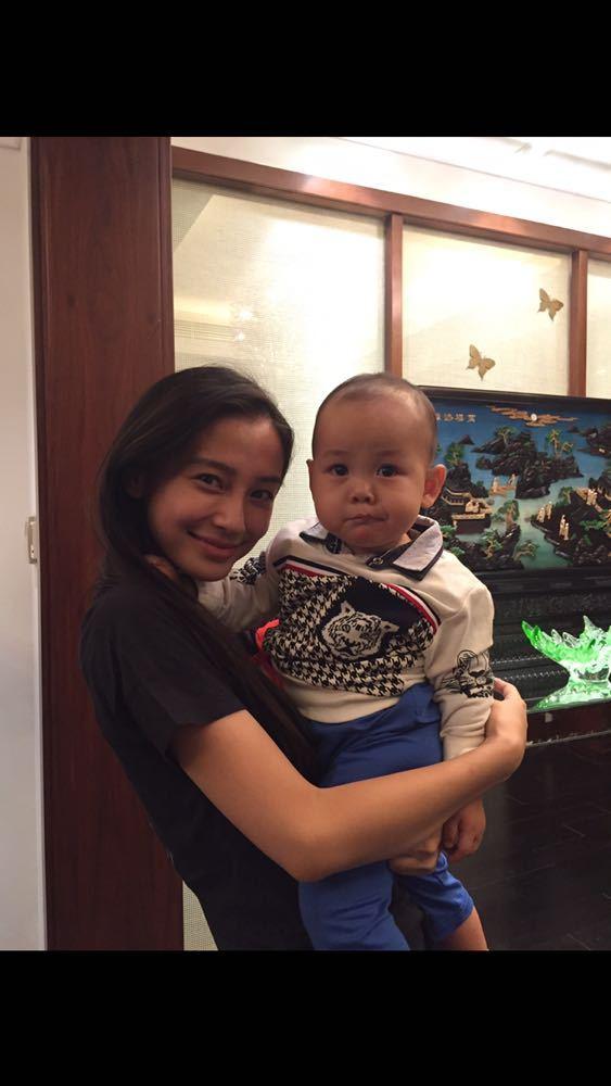 王皓儿子萌翻合影anglebaby胡海泉扮鬼脸组图