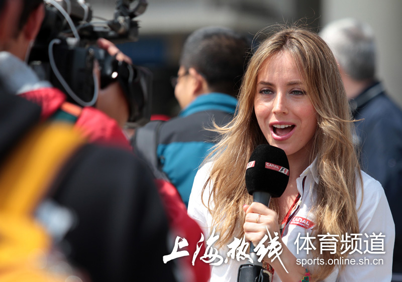 上海热线体育频道—— 上赛场中外美女主持pk 孙冰卖萌嘟嘴玩自拍