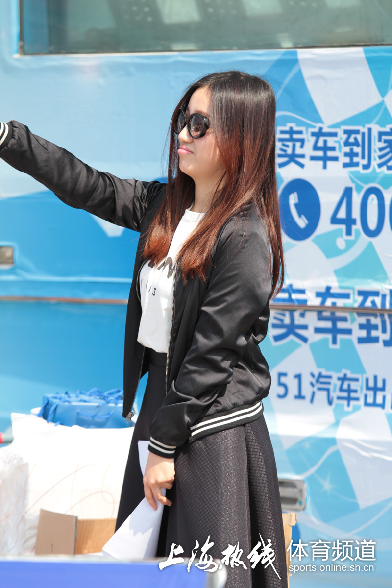 上海热线体育频道—— 上赛场中外美女主持pk 孙冰卖萌嘟嘴玩自拍