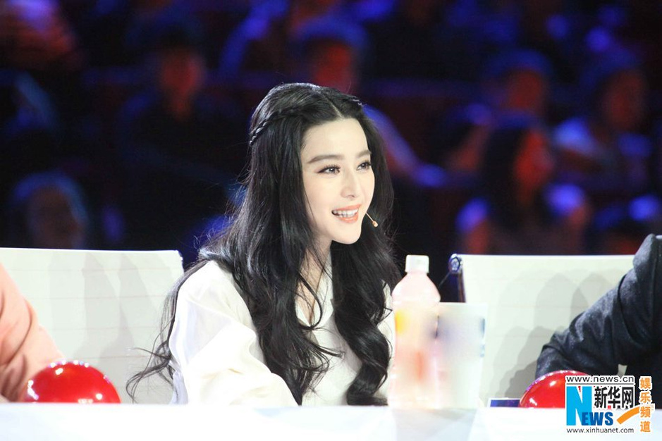 范冰冰综艺节目秀台球技艺 周立波高难度pk(组图)